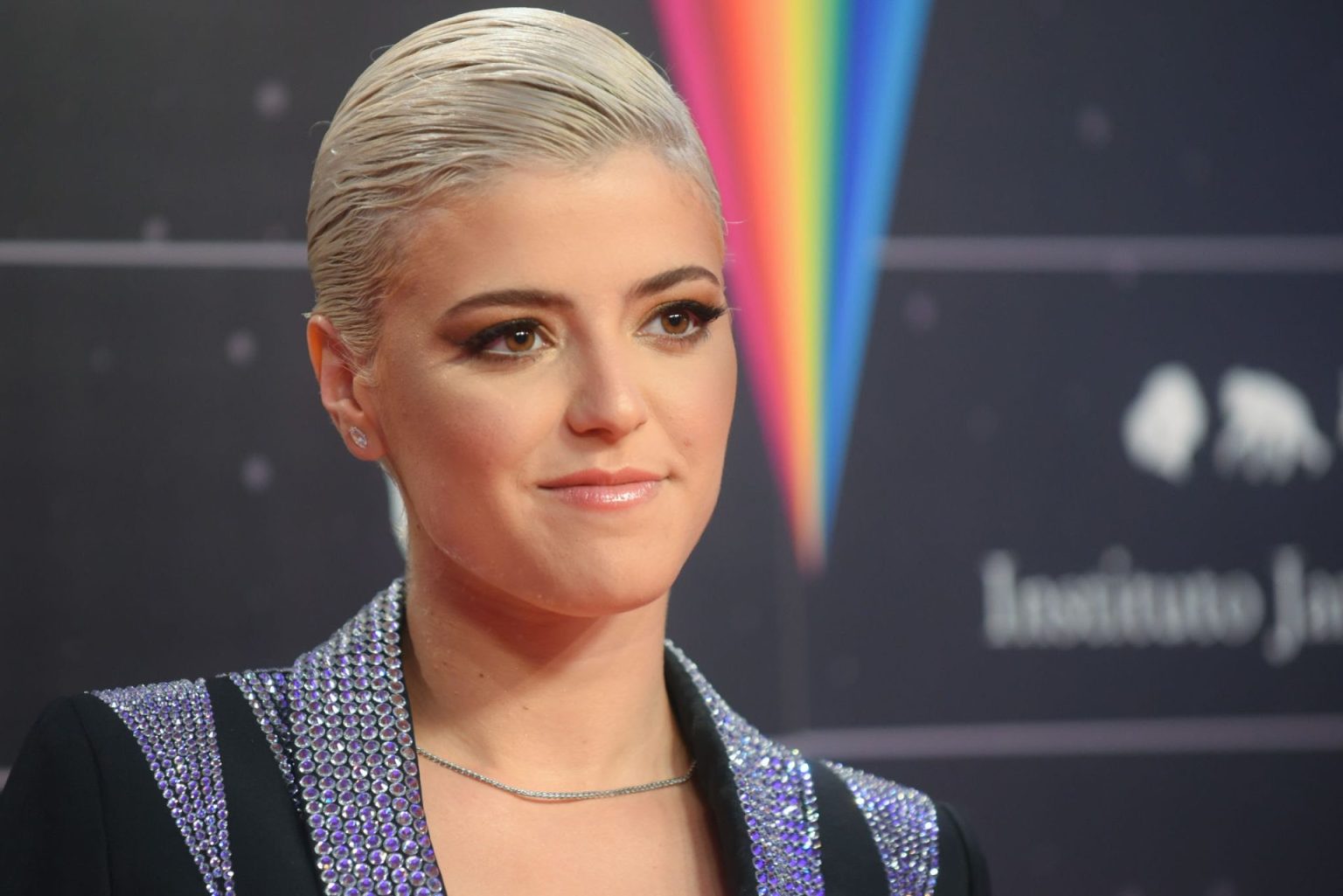 30 Most Famous Short Female Celebrities In The World - Emerald Sparkles