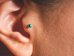 tragus piercing